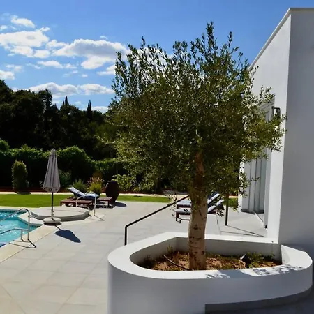 Villa New 4 Bed Designer Villa With Pool *